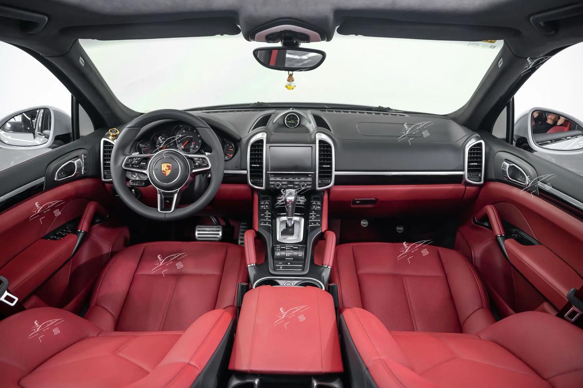 卡宴内饰图片(卡宴内饰图片颜色)